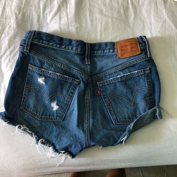 Levi’s 501 High Waisted Distressed Shorts! - Picture 2 of 4